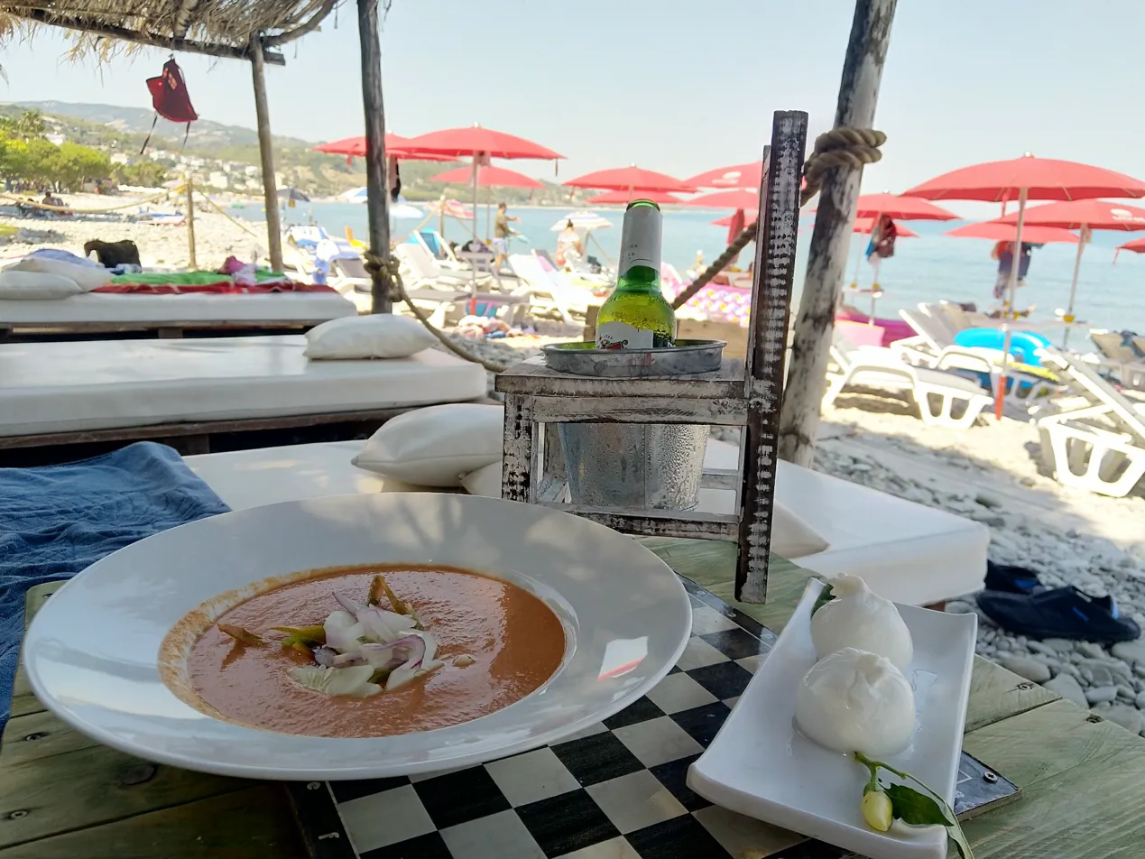 Pranzo al lido sulla spiaggia della Marina di Montegiordano